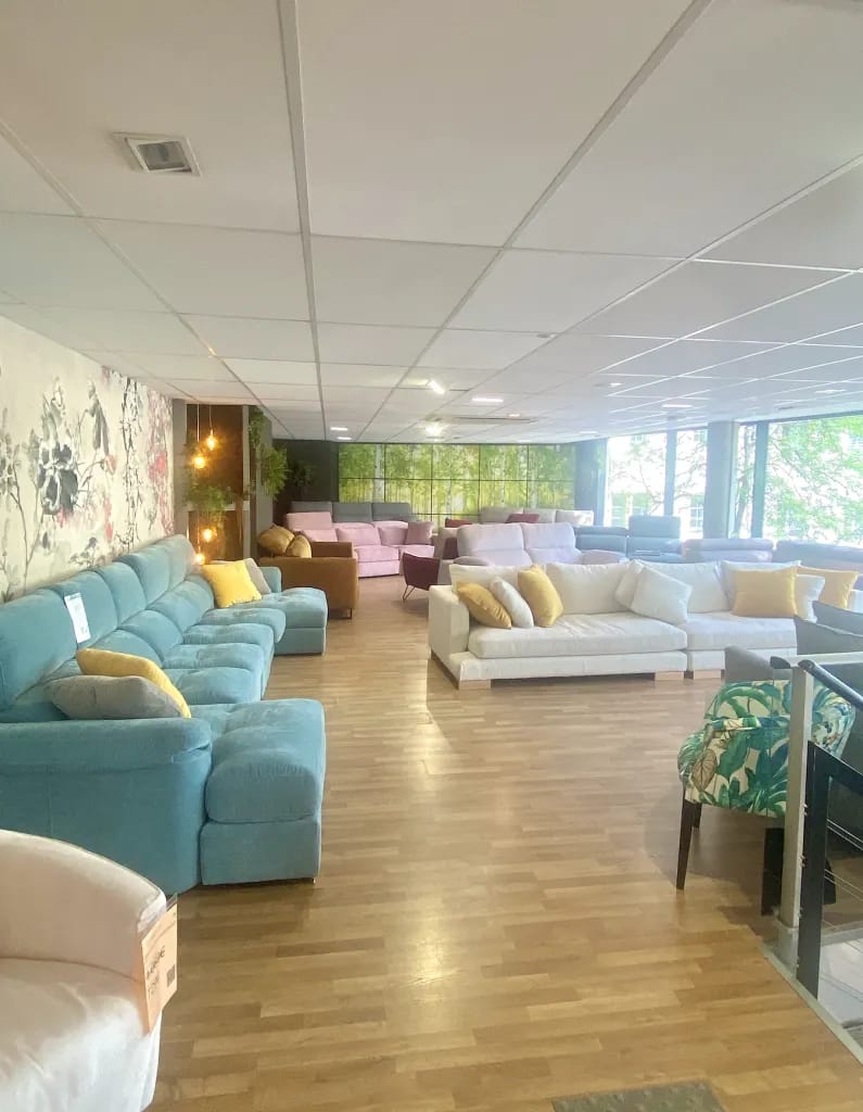 Ensembles de salon exposés dans le magasin Défense d'Entrer